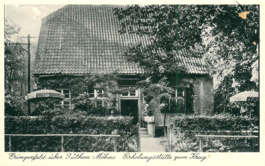 Schwarzweiße Postkarte des efeuüberwachsenen Gasthauses mit der Bildzeile „Eringerfeld über Rüthen (Möhne) – Erholungsstätte zum Krug“